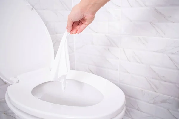 Fechar Mão Jogando Papel Higiênico Para Banheiro Banheiro Azulejo Branco — Fotografia de Stock