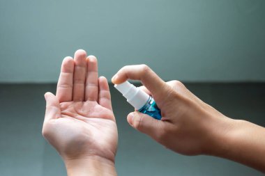 Bir kişinin eline yakın çekim yapmak, bakteri ve virüslere karşı korunmak, ev veya iş yerinde sağlığını önlemek için alkolü dezenfekte etmek demektir.