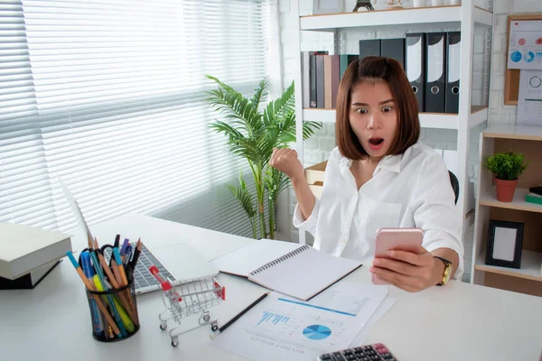 Joven Hombre Negocios Sorprende Mirar Teléfono Inteligente Escritorio Oficina — Foto de Stock