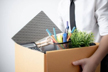 İşten kovuldum. Beyaz arka planı olan bir iş adamının resmi..