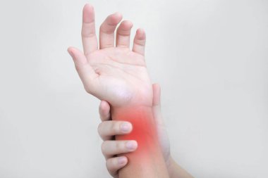 Ofis sendromu. Uzun zamandır teknolojiyi kullanmaktan bileği yaralanan insanlar..