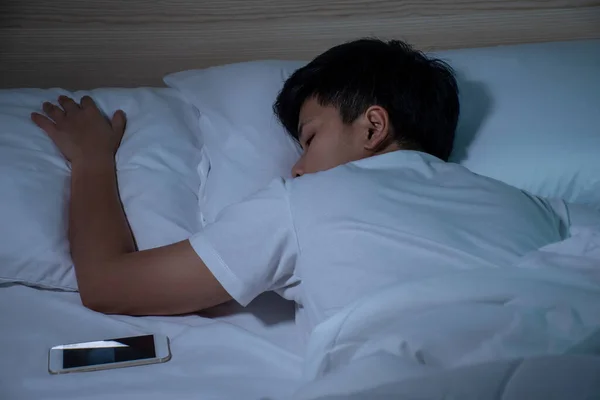 Asiatico Persone Dormire Letto Con Uno Smartphone — Foto Stock