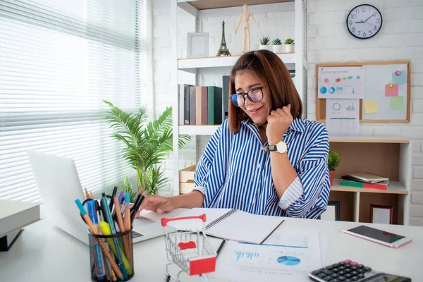 Las Mujeres Negocios Trabajan Duro Para Alcanzar Los Objetivos Tener — Foto de Stock