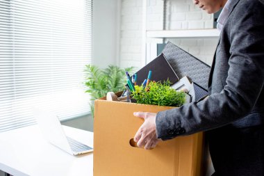 Çalışan kendini stresli hissetti çünkü eve dönerken paketlediği işten kovuldu..