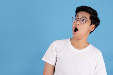 Asyalılar şok oldular ve boş alana baktılar..