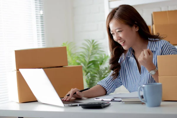 Hermoso Empresario Asiático Sonrió Satisfecho Con Pedido Del Cliente Concepto — Foto de Stock