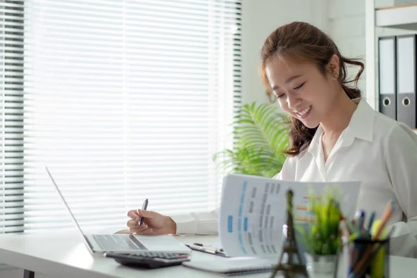 Hermosas Mujeres Negocios Asiáticas Sonríen Trabajan Oficina —  Fotos de Stock