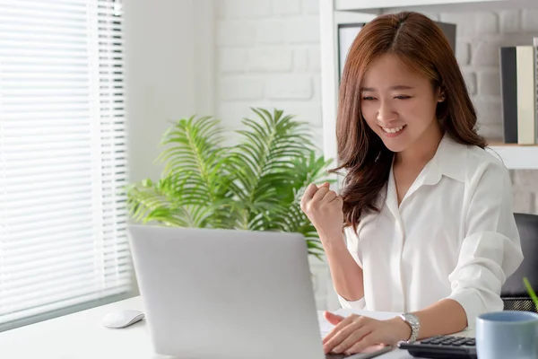 Las Mujeres Negocios Asiáticas Sonríen Están Contentas Con Trabajo Ventas — Foto de Stock