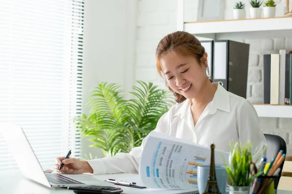 Όμορφη Ασιάτισσα Χαμογελάει Και Δουλεύει Στο Γραφείο Επιχειρηματική Χρηματοοικονομική Έννοια — Φωτογραφία Αρχείου