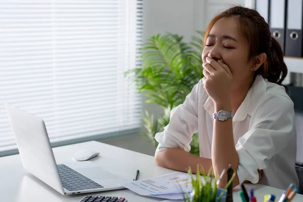 Empresaria Asiática Bosteza Sintiéndose Cansada Trabajar Una Oficina Concepto Salud — Foto de Stock