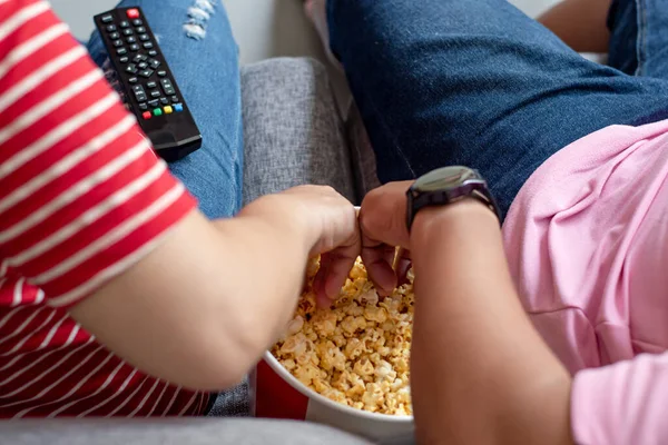 Les Jeunes Assoient Sur Canapé Regardent Télévision Mangent Pop Corn — Photo