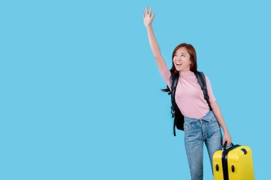 Asyalı kadın turistler. Taksi çağırmak için elini kullanıyor..