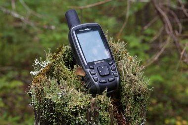Velsk, Rusya, 16 Ağustos 2019: Orman yosunlarının arka planında GPS Navigator Garmin