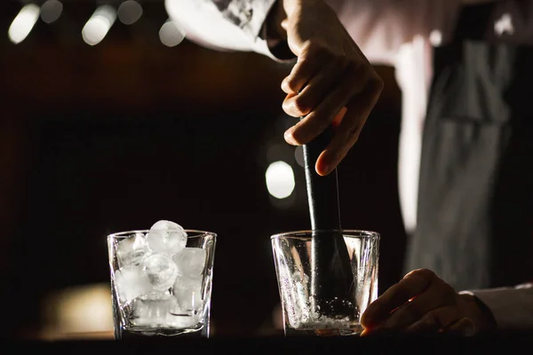 barman preparing a non-alcoholic cocktail in a restaurant