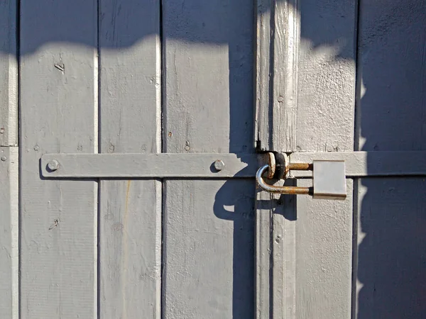 锁好木门和锁 — 图库照片