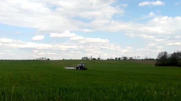 Traktor sprutning gödselmedel på fältet med kemikalier i jordbruket. — Stockvideo