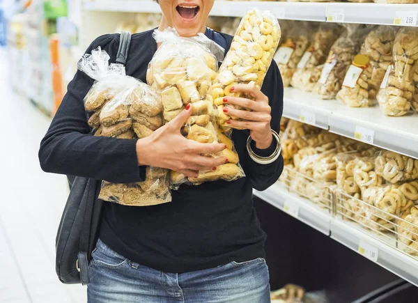 Markette alışveriş yaparken kadın