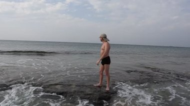 Kumsalda aşık bir çift. Kıbrıs