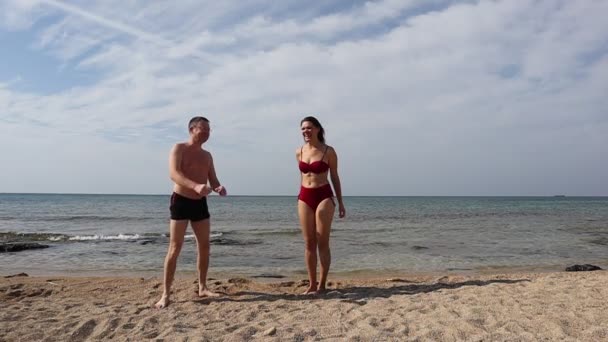 ビーチで恋にカップル キプロス — ストック動画