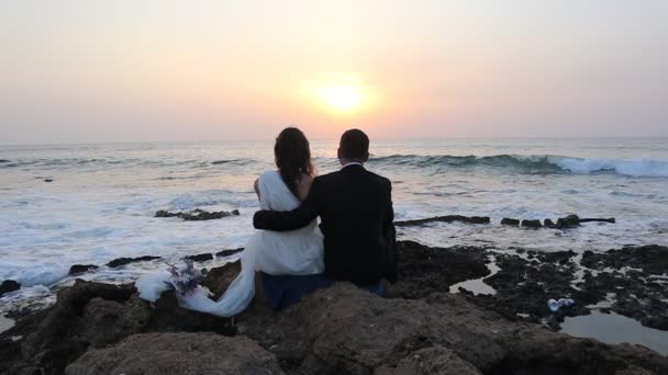 Novia Novio Viendo Puesta Sol Playa Después Boda Cámara Lenta — Vídeos de Stock