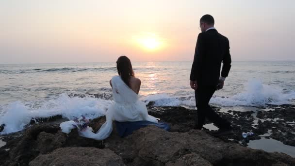 Noiva Noivo Assistindo Pôr Sol Praia Depois Seu Casamento Câmera — Vídeo de Stock