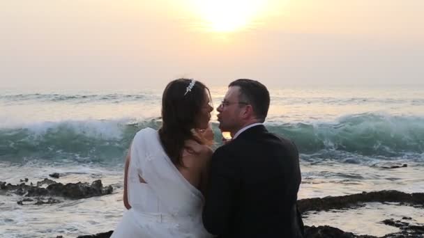 Невеста Жених Наблюдают Закат Пляже После Свадьбы Замедленной Съемки — стоковое видео