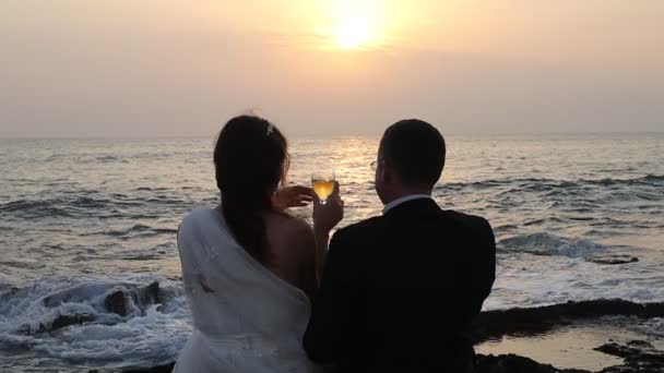 Brud Brudgum Tittar Solnedgången Stranden Efter Deras Bröllop Slow Motion — Stockvideo