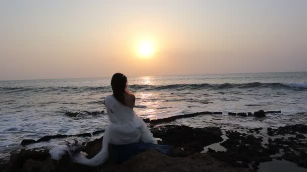 Panna Młoda Pan Młody Oglądają Zachód Słońca Plaży Ślubie Zwolnionym — Wideo stockowe