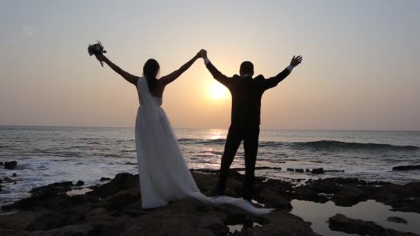 Brud Brudgum Tittar Solnedgången Stranden Efter Deras Bröllop Slow Motion — Stockvideo