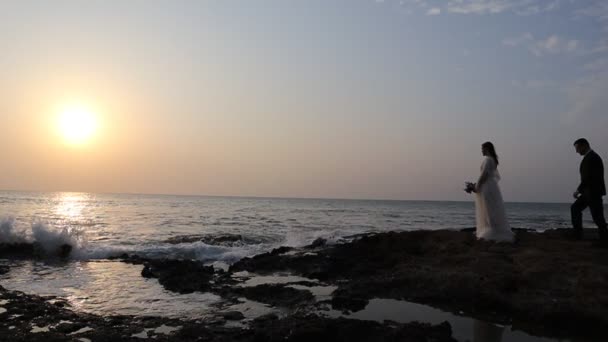 Mariée Marié Regardant Coucher Soleil Sur Plage Après Leur Mariage — Video