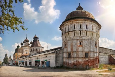 Antik duvar ve manastır kule