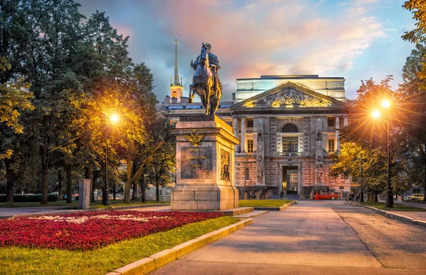 Dama de rojo y monumento a Pedro el Grande — Foto de Stock