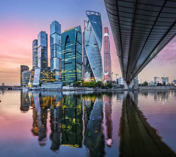 Város a felhőkarcolók Moszkvában — Stock Fotó
