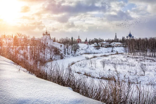 Temples on the Kremlin street in Suzdal — Stock Photo, Image