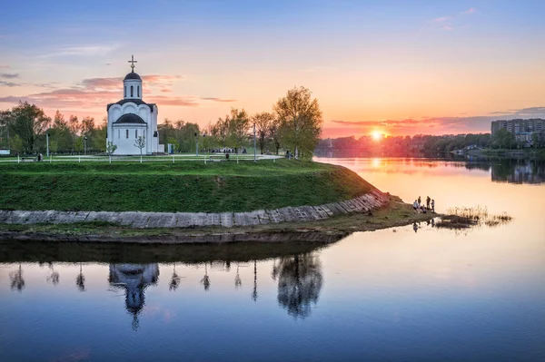 Церковь на берегу реки — стоковое фото