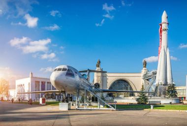 Vostok roketi ve Yak-42 uçak