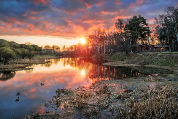 Feurige Morgendämmerung im April — Stockfoto