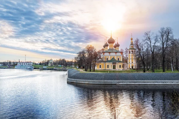 Catedral en el río Volga —  Fotos de Stock