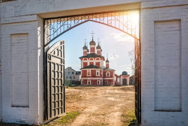 Iglesia Smolensk a través de la puerta —  Fotos de Stock