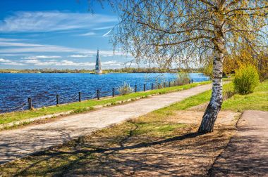 çan kulesi ve huş ağacı