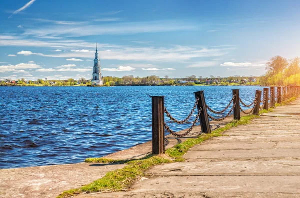 Torre do sino inundado em Kalyazin — Fotografia de Stock