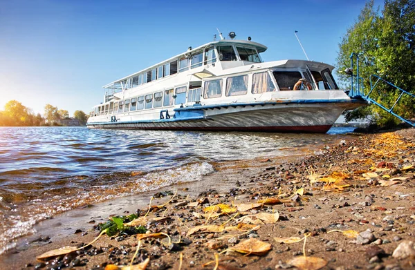 Weißes Vergnügungs-Motorschiff — Stockfoto