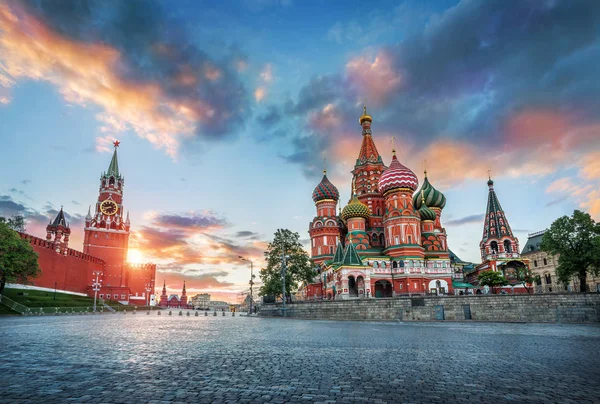 St. Basil's Cathedral en de Spasskaya-toren — Stockfoto