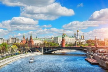 Moskova Kremlin üzerinde mavi gökyüzü