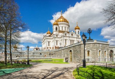 Tapınak ve gölgeler ağaçlarından