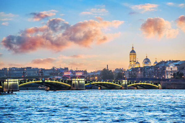 Обменный мост и Владимирский собор
