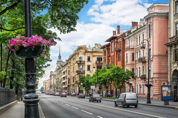 Kamennoostrovsky avenue in St.-Petersburg — Stockfoto