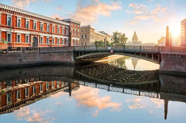 Puente de besos sobre el río Moika — Foto de Stock