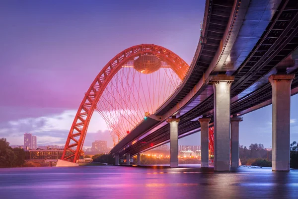 Tarde lila en el puente — Foto de Stock