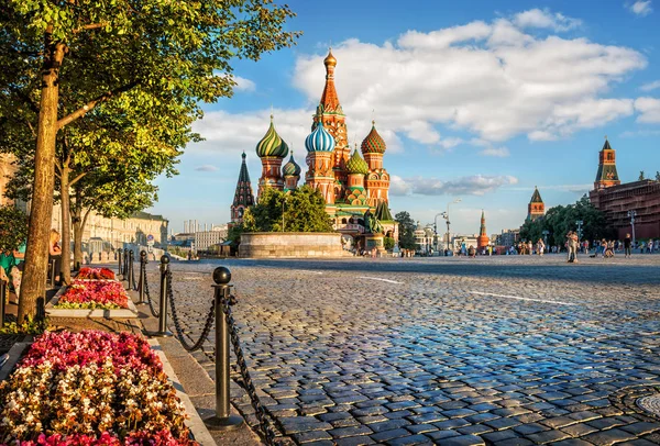 Blommor på Röda torget i Moskva — Stockfoto